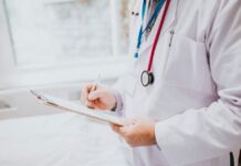 «Έταξε στην σύζυγό μου ότι θα της καθαρίσει τον καρκίνο με αλλαγή του DNA των κυττάρων» – Πληθαίνουν οι καταγγελίες για τις κλινικές «μαΐμού»