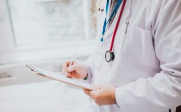«Έταξε στην σύζυγό μου ότι θα της καθαρίσει τον καρκίνο με αλλαγή του DNA των κυττάρων» – Πληθαίνουν οι καταγγελίες για τις κλινικές «μαΐμού»