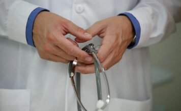 «Ιπποκράτειο»: Θύματα του γιατρού που καταδικάστηκε για «φακελάκι» αποκαλύπτουν – «Αυτός ο άνθρωπος δεν έχει εγκληματήσει μόνο μία φορά»