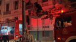 Αθήνα: Φωτιά σε εγκαταλελειμμένο ξενοδοχείο στην πλατεία Βάθης