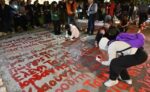 Έγραψαν ξανά τα ονόματα των θυμάτων των Τεμπών έξω από τη Βουλή