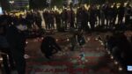 Σύνταγμα: Συγγενείς έγραψαν άλλη μια φορά τα 57 ονόματα των θυμάτων των Τεμπών