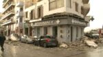 Κατέρρευσε μπαλκόνι στο Λαύριο – 2 γυναίκες που βρίσκονταν έξω από το φαρμακείο σώθηκαν την τελευταία στιγμή