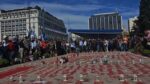 Άγνωστος Στρατιώτης: Λουλούδια στα ονόματα των νεκρών των Τεμπών από συγγενείς θυμάτων & πολίτες μετά την παρέλαση της 28ης Οκτωβρίου