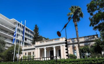 Ειρωνείες από το Μέγαρο Μαξίμου για την παραίτηση Τσίπρα με το βλέμμα στραμμένο στις κινήσεις Σαμαρά