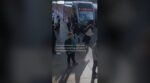 Τουρκία: Η στιγμή που φύλακας σώζει νεαρή πριν την χτυπήσει το τραμ
