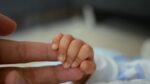 Πατήσια: Στο νοσοκομείο μωρό 1 έτους – Εισέπνευσε ναρκωτικές ουσίες από τον πατέρα του που έκανε χρήση