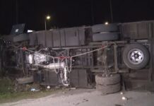 Ανατροπή λεωφορείου με 30 επιβάτες έξω από τον Ριζόμυλο Βόλου – 13 τραυματίες