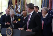 ΗΠΑ: Σοκάρει η λιποθυμία άνδρα στο οβάλ γραφείο σε ζωντανή σύνδεση