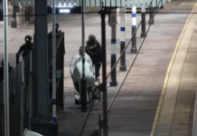 Μεγάλη Βρετανία: Επίθεση με μαχαίρι σε τρένο προς το Λονδίνο – Δέκα τραυματίες