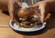 Κορωπί: Μάχη για τη ζωή του δίνει ο 22χρονος που κατάπιε αμάσητο μπέργκερ – Ποιο είναι το επικίνδυνο challenge