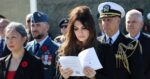 Η Κίμπερλι Γκιλφόιλ κατέθεσε στεφάνι στο μνημείο πεσόντων των δύο Παγκοσμίων Πολέμων – «Φόρος τιμής σε όσους θυσιάστηκαν»