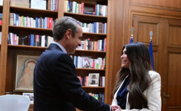 Η Κίμπερλι Γκίλφοϊλ στο Μέγαρο Μαξίμου για να δει τον Κυριάκο Μητσοτάκη