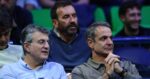 Ο Κυριάκος Μητσοτάκης παρακολουθεί τον τελικό του Τζόκοβιτς με τον Μουζέτι