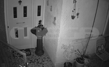 Σαλαμίνα: Συνεχίζεται η έρευνα για τη δολοφονία της 75χρονης από τη νύφη της – Η ανώνυμη καταγγελία, οι ισχυρισμοί της 46χρονης & η αλλαγή στη θέση της κάμερας