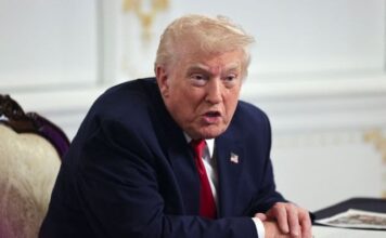 Ντόναλντ Τραμπ: Ενισχύει τις στρατιωτικές δυνάμεις ανοιχτά της Βενεζουέλας