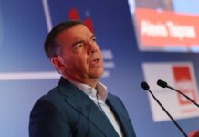 Τσίπρας για Μητσοτάκη: «Προτιμά τις δικογραφίες της Κοβέσι και τους διαλόγους του “Φραπέ” από το να διαβάζει το βιβλίο μου»