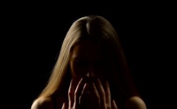 Βόλος: «Έχω χάσει τη γη κάτω από τα πόδια μου» – Τι λέει ο αδερφός της μητέρας που κατηγορείται για παιδική πορνογραφία