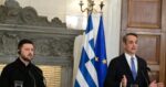 Ο Βολοντίμιρ Ζελένσκι στην Αθήνα: Η αγκαλιά με τον Κυριάκο Μητσοτάκη στο Μέγαρο Μαξίμου – Παρούσα η Κίμπερλι Γκιλφόιλ στην υπογραφή της ενεργειακής συμφωνίας Ελλάδας – Ουκρανίας