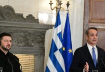 Ο Βολοντίμιρ Ζελένσκι στην Αθήνα: Η αγκαλιά με τον Κυριάκο Μητσοτάκη στο Μέγαρο Μαξίμου – Παρούσα η Κίμπερλι Γκιλφόιλ στην υπογραφή της ενεργειακής συμφωνίας Ελλάδας – Ουκρανίας