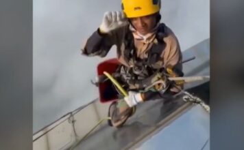 Εργάτες από το Νεπάλ καθαρίζουν το Μπουρτζ Καλίφα – Εντυπωσιακές εικόνες