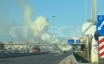 Λεωφόρος Ποσειδώνος: Αυτοκίνητο τυλίχθηκε στις φλόγες – Μποτιλιάρισμα στην περιοχή
