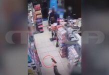 Βύρωνας: Η στιγμή που ανήλικοι ληστές «μπουκάρουν» σε καταστήματα – MEGA ντοκουμέντο