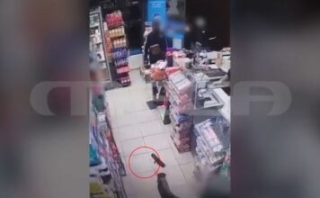 Βύρωνας: Η στιγμή που ανήλικοι ληστές «μπουκάρουν» σε καταστήματα – MEGA ντοκουμέντο