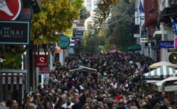 Από αύριο σε ισχύ το εορταστικό ωράριο των καταστημάτων