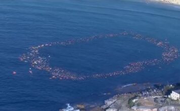 Αυστραλία: «Κύκλος» στη θάλασσα στην μνήμη των θυμάτων της τρομοκρατικής επίθεσης σε παραλία του Σίδνεϊ