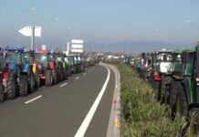 «Κομμένη» στα δύο η χώρα – Οι αγρότες της Λάρισας έκλεισαν και τις παρακαμπτήριες οδούς