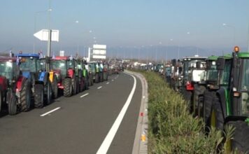 «Κομμένη» στα δύο η χώρα – Οι αγρότες της Λάρισας έκλεισαν και τις παρακαμπτήριες οδούς