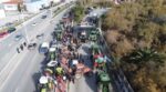 Κλιμακώνονται οι αγροτικές κινητοποιήσεις – Από στεριά & θάλασσα αποκλεισμένο το λιμάνι του Βόλου