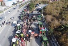 Κλιμακώνονται οι αγροτικές κινητοποιήσεις – Από στεριά & θάλασσα αποκλεισμένο το λιμάνι του Βόλου