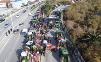 Κλιμακώνονται οι αγροτικές κινητοποιήσεις – Από στεριά & θάλασσα αποκλεισμένο το λιμάνι του Βόλου