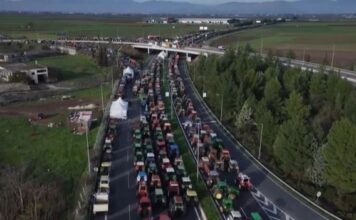 Στάση αναμονής στα μπλόκα για την απόφαση συνάντησης με τον πρωθυπουργό – Τι περιμένουν οι αγρότες