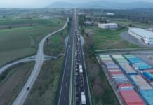 Ταλαιπωρία για τους εκδρομείς λόγω μπλόκων & εκτροπών – Ουρές χιλιομέτρων