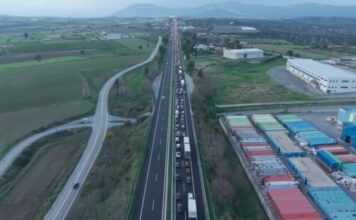 Ταλαιπωρία για τους εκδρομείς λόγω μπλόκων & εκτροπών – Ουρές χιλιομέτρων