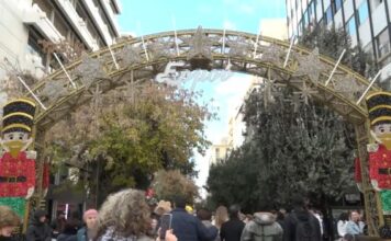 Το αδιαχώρητο στην Ερμού για τα ψώνια της Πρωτοχρονιάς