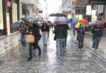 Με ομπρέλες τα ψώνια & τα κάλαντα των Χριστουγέννων