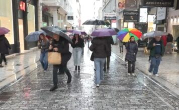 Με ομπρέλες τα ψώνια & τα κάλαντα των Χριστουγέννων