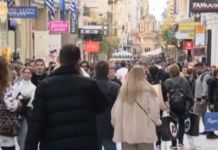 Το κέντρο της Αθήνας πλημμύρισε από κόσμο για τα ψώνια της τελευταίας στιγμής