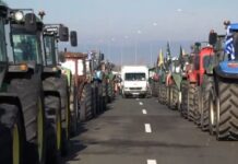 Παραμένουν στα μπλόκα οι αγρότες – Κλιμακώνουν τις κινητοποιήσεις