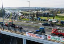 «Παραλύει» η Ελλάδα από τα 54 μπλόκα που έχουν στηθεί σε όλη τη χώρα