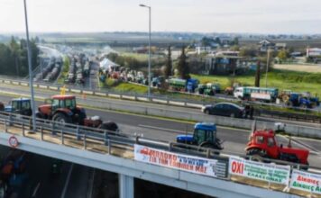 «Παραλύει» η Ελλάδα από τα 54 μπλόκα που έχουν στηθεί σε όλη τη χώρα