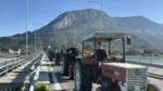 Ανυποχώρητοι οι αγρότες μετά το κάλεσμα Μητσοτάκη για διάλογο – Νέο μπλόκο στην γέφυρα του Εύηνου