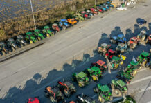 «Βραχυκύκλωμα» από τα μπλόκα των αγροτών δέκα μέρες πριν τα Χριστούγεννα: Τα αιτήματα και οι κοινωνικές αντιδράσεις