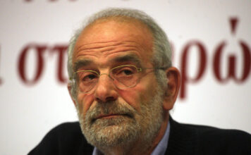 Καταπέλτης ο Αλέκος Αλαβάνος για τον Αλέξη Τσίπρα: «Έπρεπε να γονατίσει και να ζητήσει συγγνώμη από τους Έλληνες»