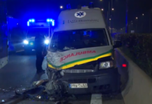 Ασθενοφόρο έπεσε πάνω σε κλούβα της αστυνομίας που είχε κλείσει κάθετα την Εθνική Οδό στον Πλατύκαμπο