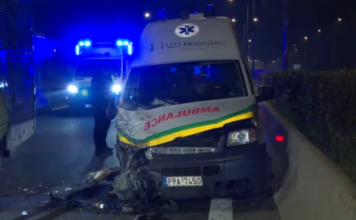 Ασθενοφόρο έπεσε πάνω σε κλούβα της αστυνομίας που είχε κλείσει κάθετα την Εθνική Οδό στον Πλατύκαμπο